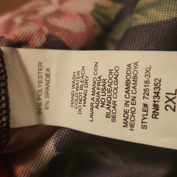 ROSES ☆ FLORAL PRINT ☆  BLACK MESH TEE ☆ 2x ☆ NWOT - Picture 9 of 9